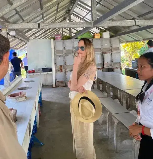 Анджелина Джоли навестила школу в Камбодже, откуда усыновила старшего сына