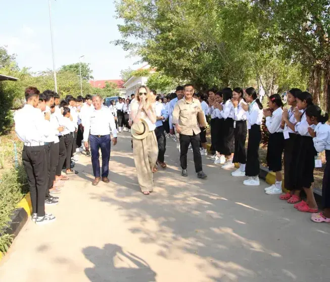 Анджелина Джоли навестила школу в Камбодже, откуда усыновила старшего сына