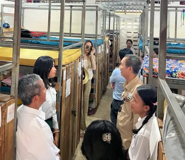 Анджелина Джоли навестила школу в Камбодже, откуда усыновила старшего сына