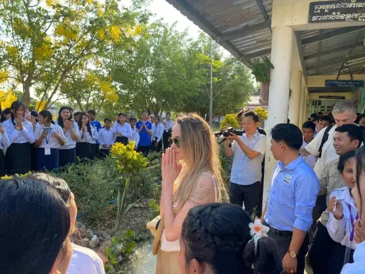 Анджелина Джоли навестила школу в Камбодже, откуда усыновила старшего сына