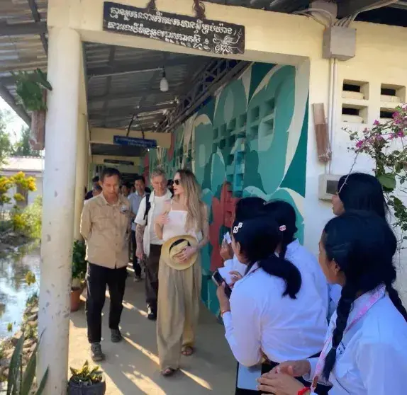 Анджелина Джоли навестила школу в Камбодже, откуда усыновила старшего сына