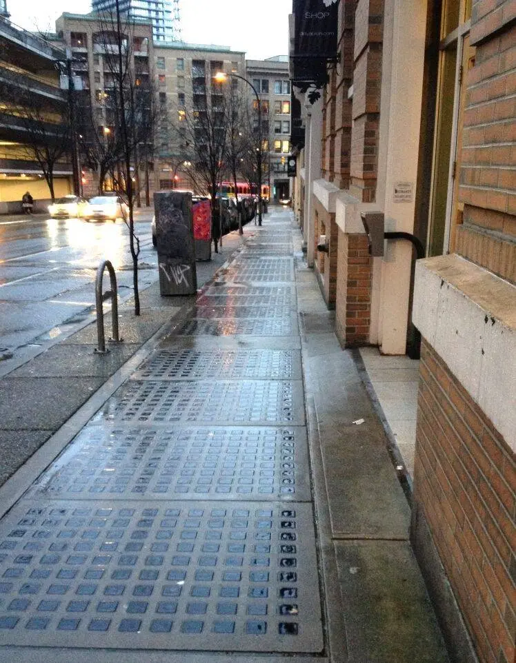 Секрет стеклянных квадратов в тротуарах Лондона