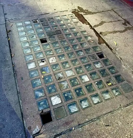 Секрет стеклянных квадратов в тротуарах Лондона