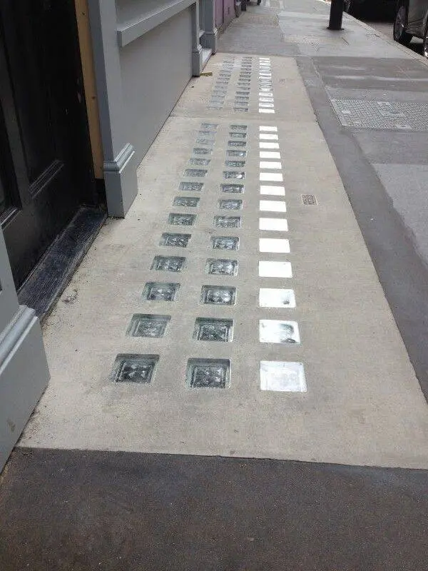 Секрет стеклянных квадратов в тротуарах Лондона