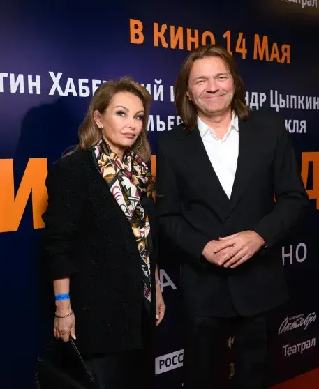 Дмитрий Маликов сменил имидж и стал курьером на самокате в новом клипе