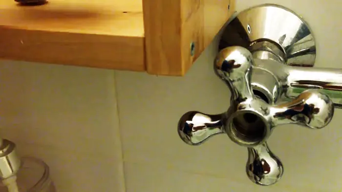 Самостоятельная замена картриджа: простой способ устранить течь крана