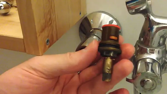 Самостоятельная замена картриджа: простой способ устранить течь крана