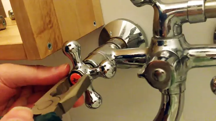 Самостоятельная замена картриджа: простой способ устранить течь крана