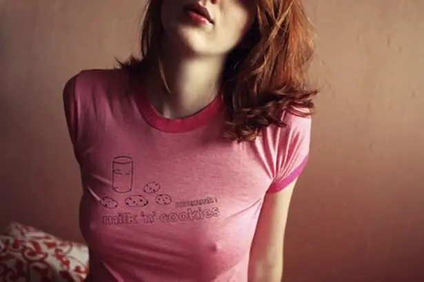 Девушки в коротких майках: подборка фотографий