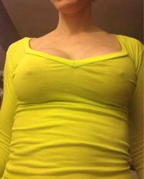 Девушки в коротких майках: подборка фотографий