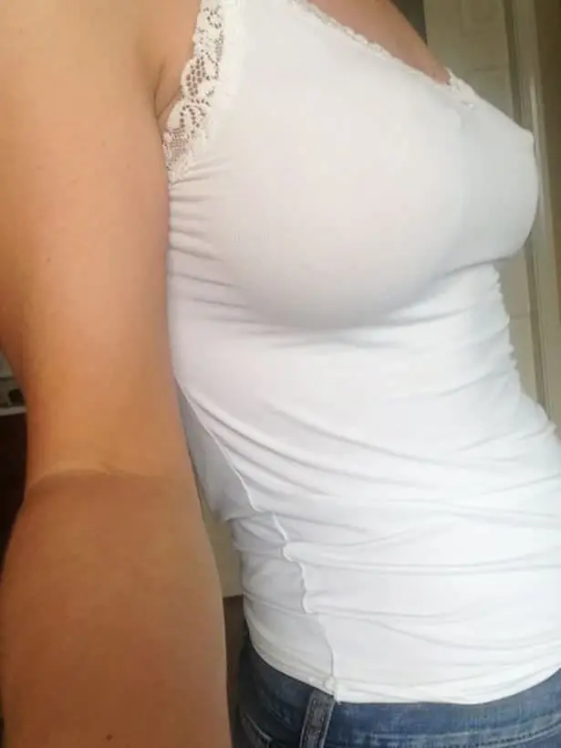 Девушки в коротких майках: подборка фотографий