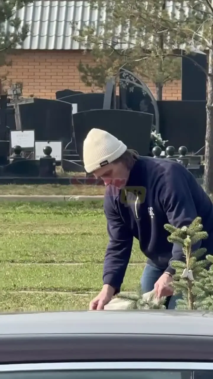 Петр Чернышев навестил могилу Анастасии Заворотнюк в день ее 55-летия