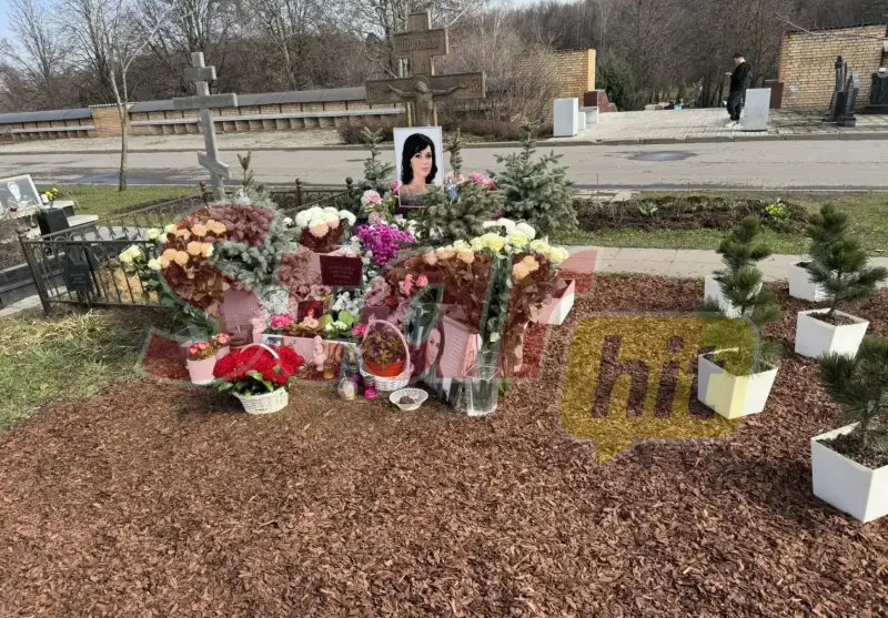 Петр Чернышев навестил могилу Анастасии Заворотнюк в день ее 55-летия