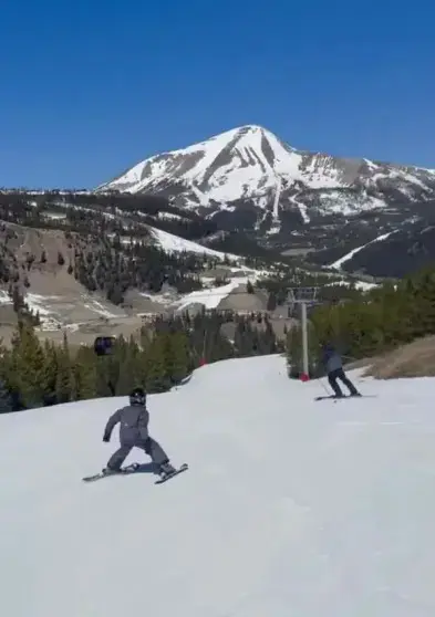 Семейный выезд: Меган Маркл показала, как Гарри учит Арчи кататься на лыжах