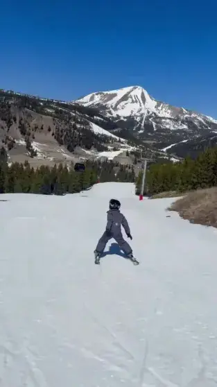 Семейный выезд: Меган Маркл показала, как Гарри учит Арчи кататься на лыжах