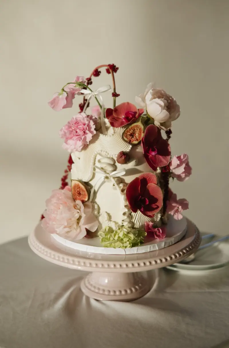 Свадебные торты 2026: 5 главных трендов в оформлении и дизайне