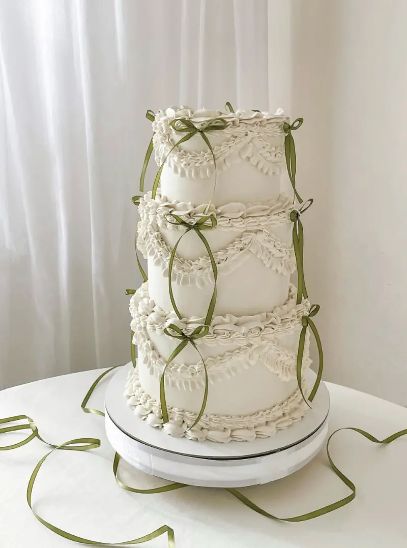 Свадебные торты 2026: 5 главных трендов в оформлении и дизайне