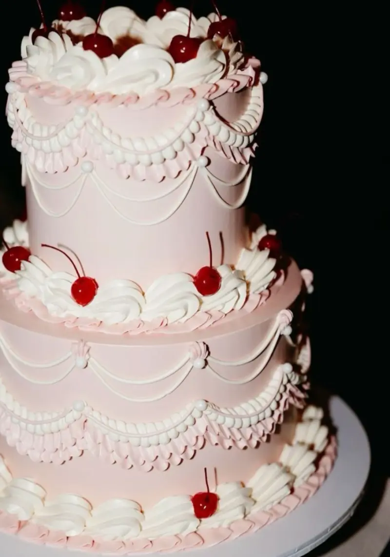 Свадебные торты 2026: 5 главных трендов в оформлении и дизайне
