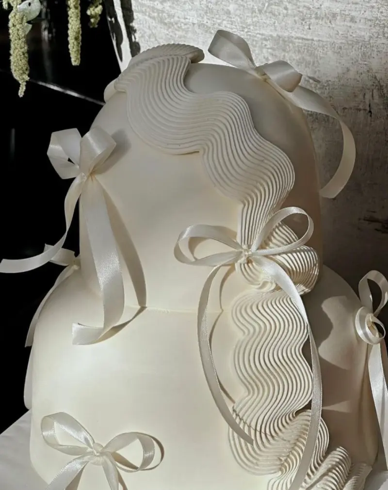 Свадебные торты 2026: 5 главных трендов в оформлении и дизайне