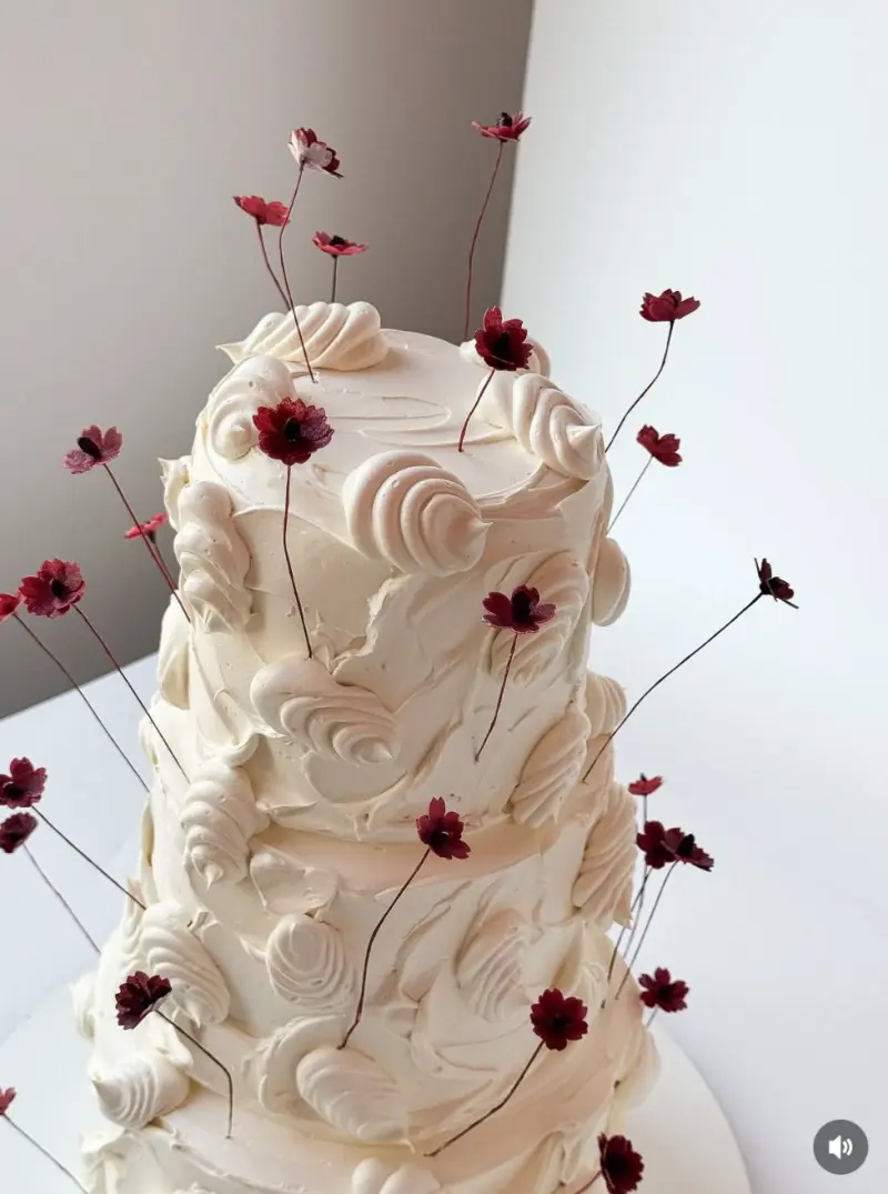 Свадебные торты 2026: 5 главных трендов в оформлении и дизайне