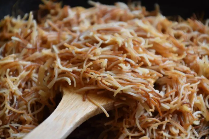 Зачем жарить сухие макароны на сковороде: секрет вкусных блюд от кулинаров