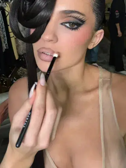 Кайли Дженнер в дерзких образах для обложки журнала Puss Puss