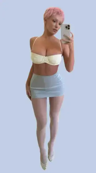 Бьянка Цензори в обтягивающем комбинезоне поддержала Канье Уэста на концерте