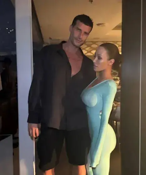 Бьянка Цензори в обтягивающем комбинезоне поддержала Канье Уэста на концерте