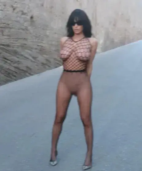 Бьянка Цензори в обтягивающем комбинезоне поддержала Канье Уэста на концерте