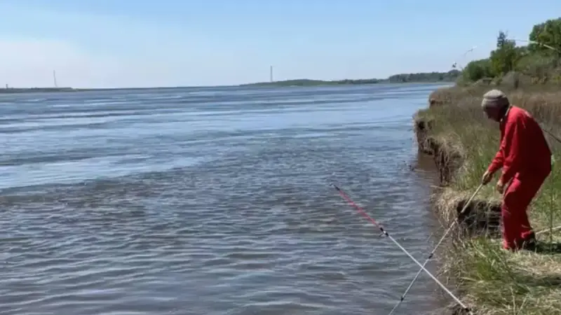 Момент обрушения берега под рыбаком попал на видео