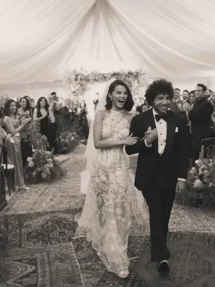 Яркий выход Селены Гомес и семейные скандалы: от Prada до грязных ног мужа