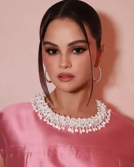 Яркий выход Селены Гомес и семейные скандалы: от Prada до грязных ног мужа