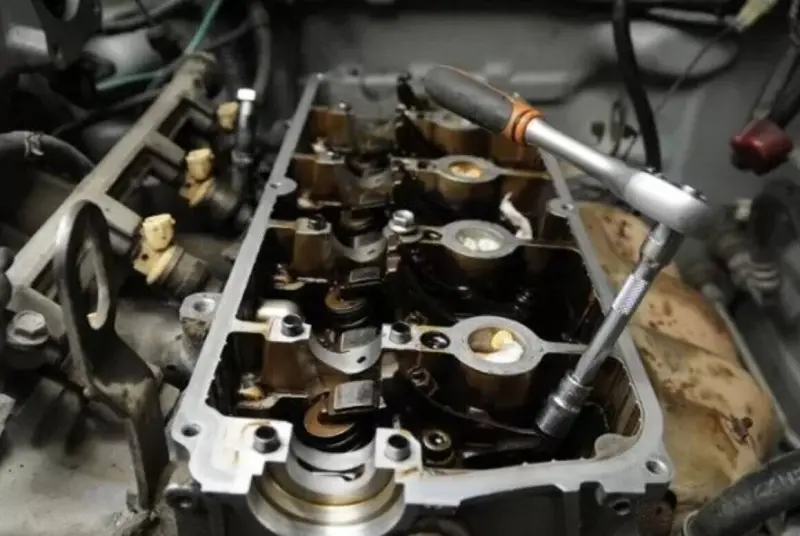 Синий дым из выхлопной трубы: сигнал о серьезных проблемах с двигателем