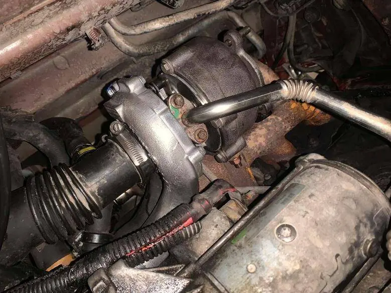 Синий дым из выхлопной трубы: сигнал о серьезных проблемах с двигателем