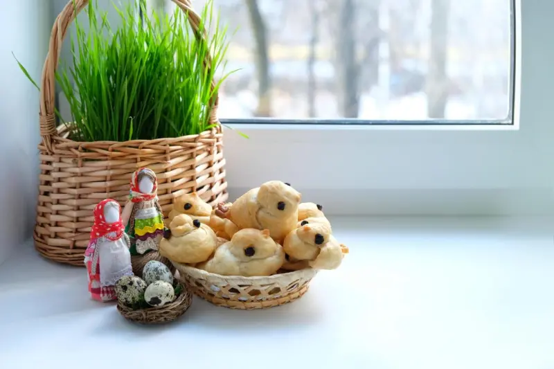 Птички из теста: три рецепта жаворонков на Благовещение