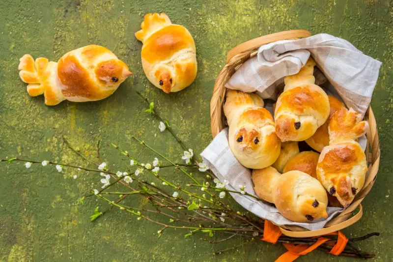 Птички из теста: три рецепта жаворонков на Благовещение