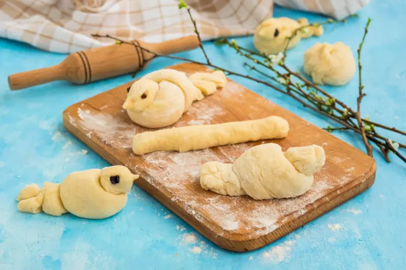 Птички из теста: три рецепта жаворонков на Благовещение