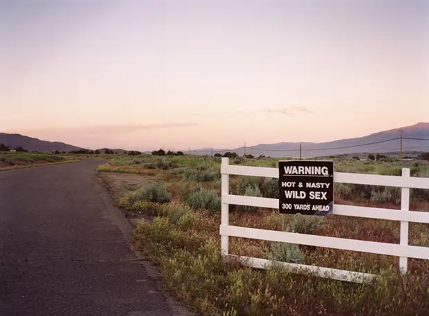 Дорожный знак у борделя