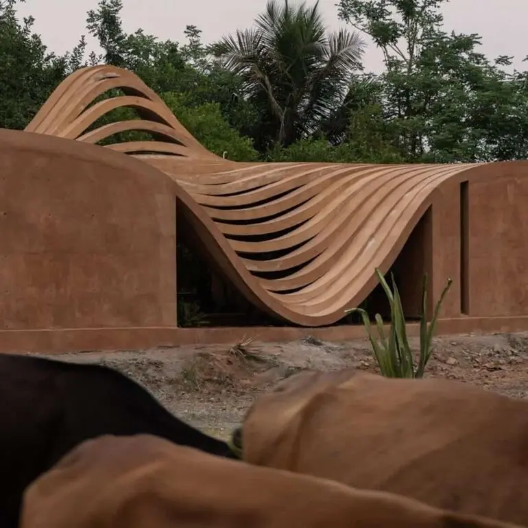 Архитектурные шедевры: 10 домов с самыми необычными крышами в мире