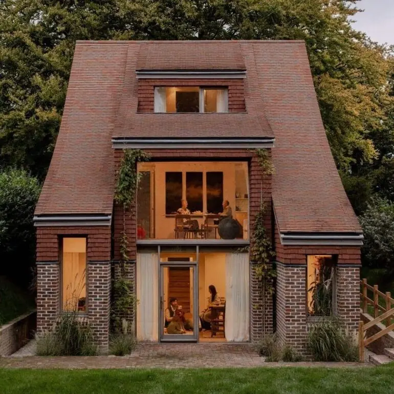 Архитектурные шедевры: 10 домов с самыми необычными крышами в мире