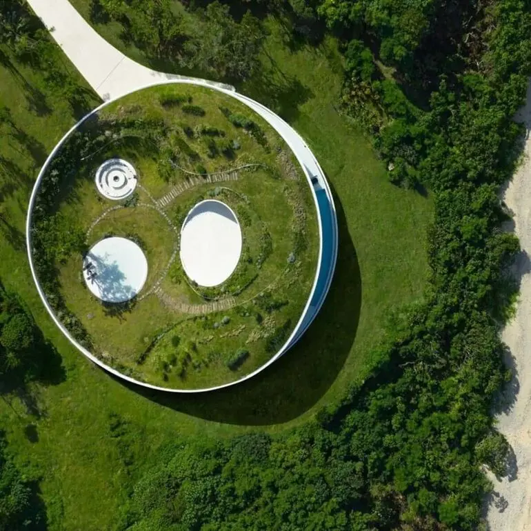 Архитектурные шедевры: 10 домов с самыми необычными крышами в мире