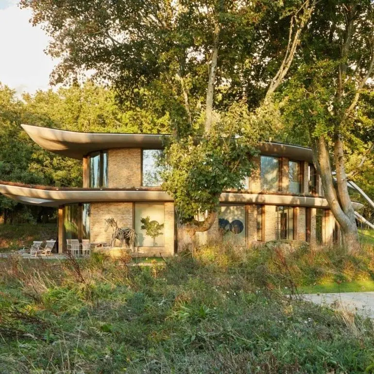 Архитектурные шедевры: 10 домов с самыми необычными крышами в мире