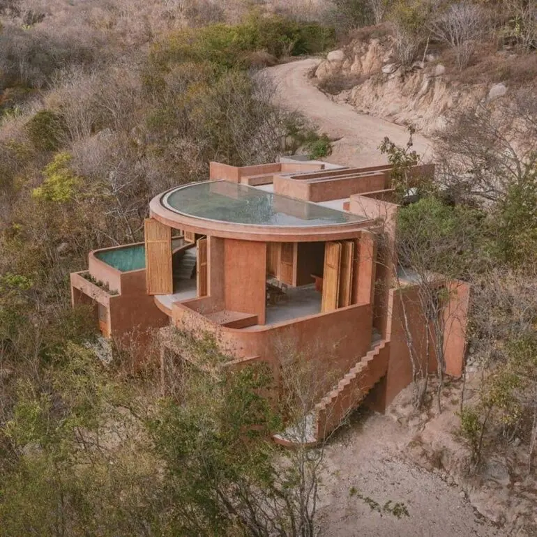 Архитектурные шедевры: 10 домов с самыми необычными крышами в мире