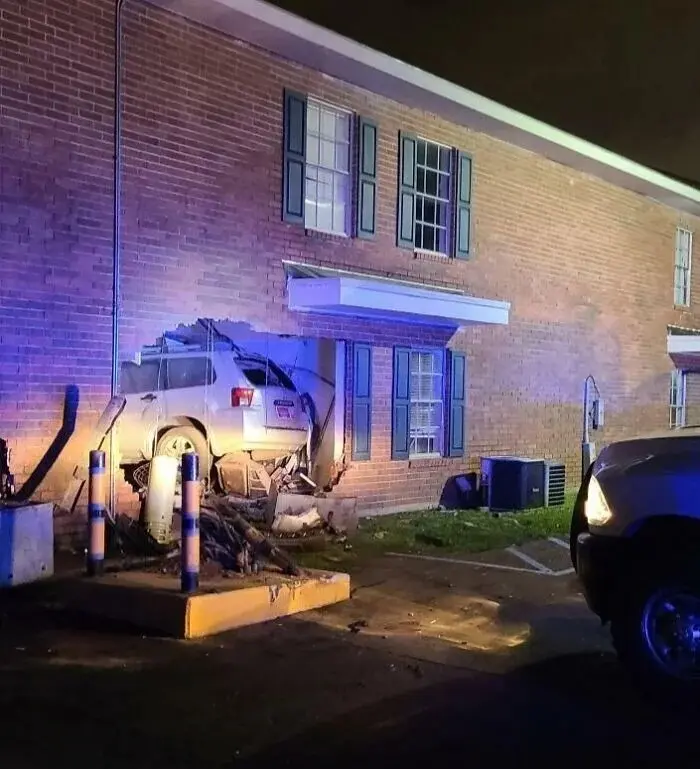 Грузовик, врезавшийся в жилой дом