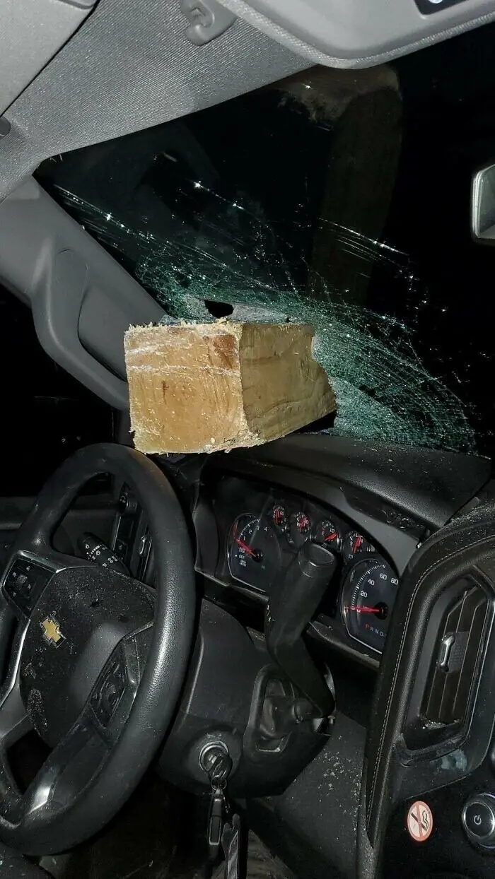 Металлическая балка, пробившая лобовое стекло и кресло