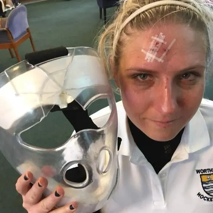 Хоккейная маска с застрявшей в ней шайбой