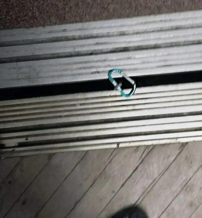 Ключи, застывшие в ведре с краской