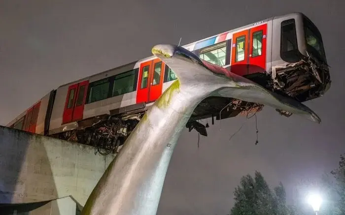 Трамвай, зависший на хвосте кита-скульптуры