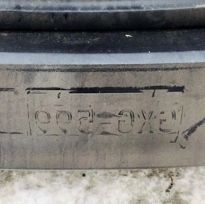 Грязный бампер с чётким отпечатком номера другой машины