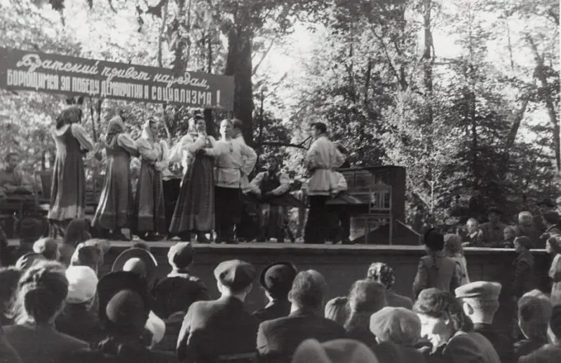 Летний театр в Нижнем парке Петергофа. Автор фото — Р. Иванюхин Выступление артистов в Петергофе